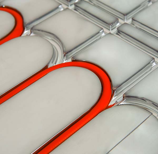 Metallized plate with floor heating pipe