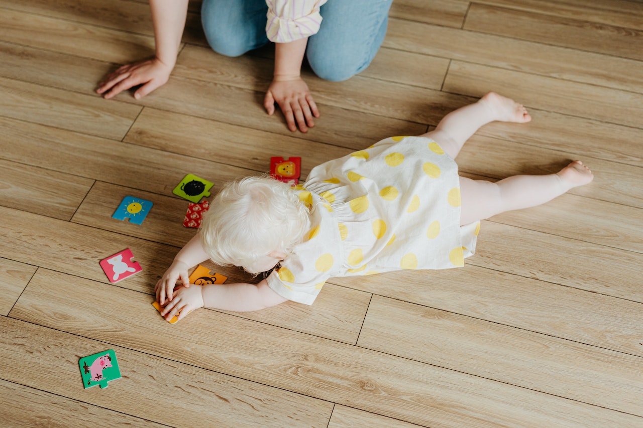 dziecko na podłodze z ogrzewaniem podłogowym